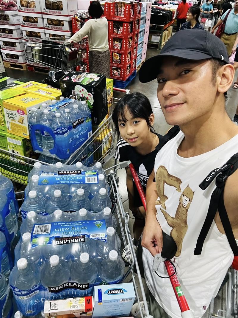 亮哲夥同家人一起幫忙救災。（圖／翻攝自臉書）