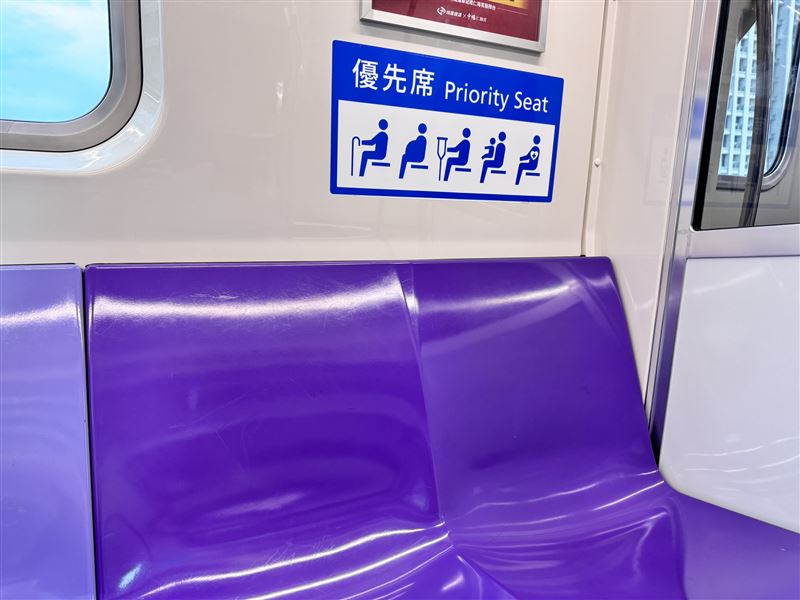 台北市一名白髮嬤近日搭乘捷運，為逼年輕乘客禮讓「優先席」遭對方一腳踹倒跌坐在後方椅子，此事一出，引起大批網友熱議。（示意圖／桃捷提供）