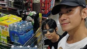 藝人亮哲直接到賣場掃貨，盼能為賑災盡一份心力。（圖／翻攝自亮哲IG)
