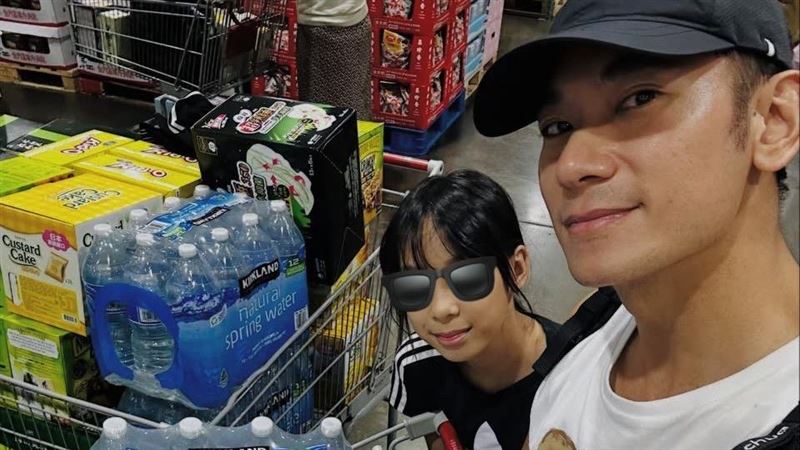 藝人亮哲直接到賣場掃貨，盼能為賑災盡一份心力。（圖／翻攝自亮哲IG)