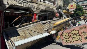 商店的廣告看板及外牆同時斷裂砸到5輛機車。（圖／翻攝畫面）