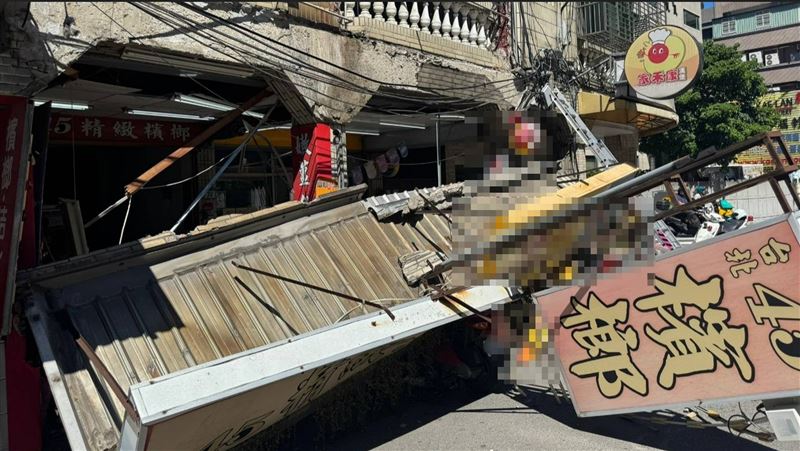 新／廣告看板從天降　砸壞5輛機車無人傷