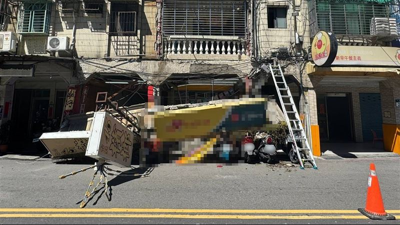 商店的廣告看板及外牆同時斷裂砸到5輛機車。（圖／翻攝畫面）