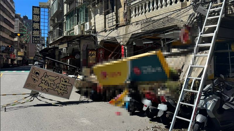 商店的廣告看板及外牆同時斷裂，所幸無人受傷。（圖／翻攝畫面）