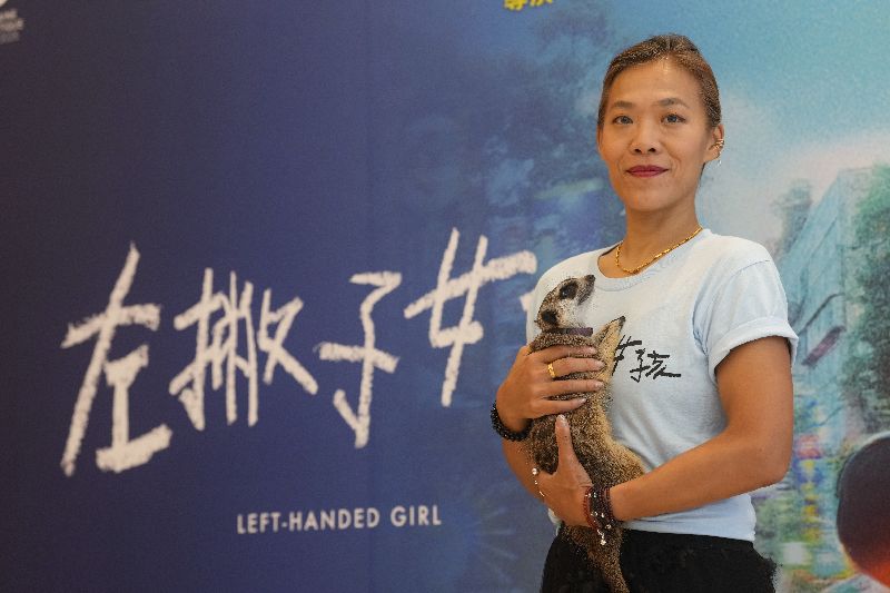 台灣新銳女導演鄒時擎(圖)高中時有一次用左手拿刀,結果被外公指正,說「左手是魔鬼的手,不能用」讓她印象深刻。(圖/中央社)