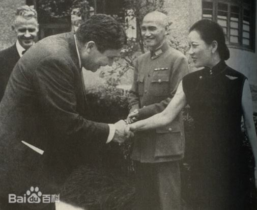 1942年，訪問重慶的威爾基與宋美齡握手。（圖／翻攝自百度百科）