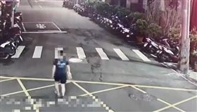買菸男施暴後逃離現場。（圖／翻攝畫面）