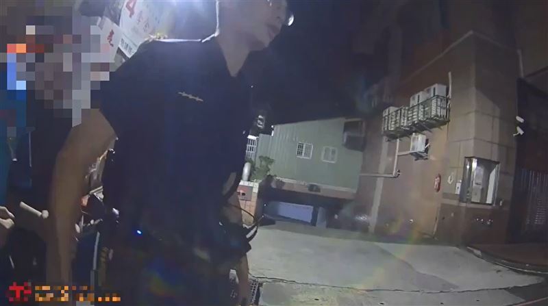 警方帶著少年店員到警局報案。（圖／翻攝畫面）