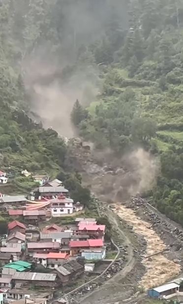 印度北阿坎德邦喜馬拉雅山區上個月發生暴雨，導致山洪暴發，土石流直線貫穿村莊。（圖／翻攝自IG @vicky_bisht_3)