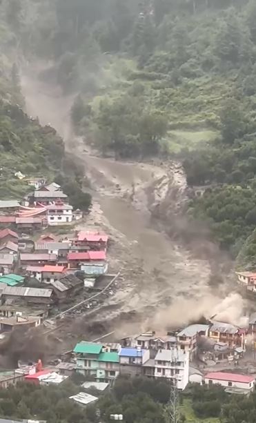 兇猛洪水夾雜泥沙、石塊，從山頂往山谷急沖，偏移河道直接貫穿村莊摧毀房屋。（圖／翻攝自IG @vicky_bisht_3)