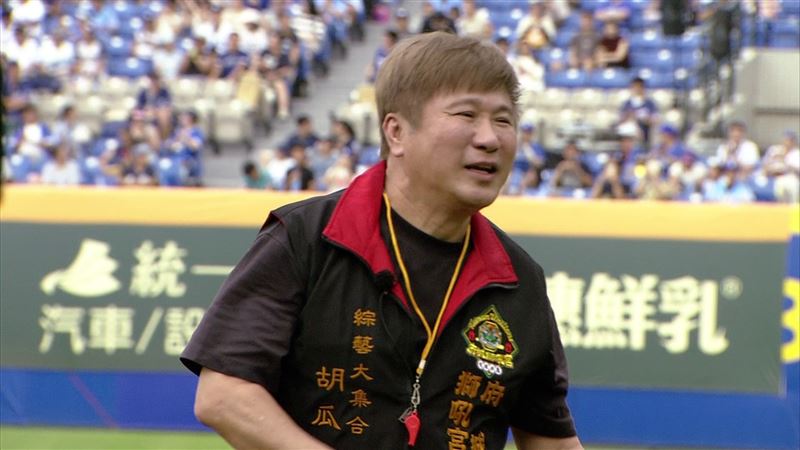 胡瓜捐款給花蓮。(圖／民視提供）