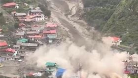 印度,北阿坎德邦喜馬拉雅山區,邦烏塔卡西鎮（Uttarkashi）,山洪暴發，土石流直線貫穿村莊，摧毀民宅（圖／翻攝自IG @vicky_bisht_3)