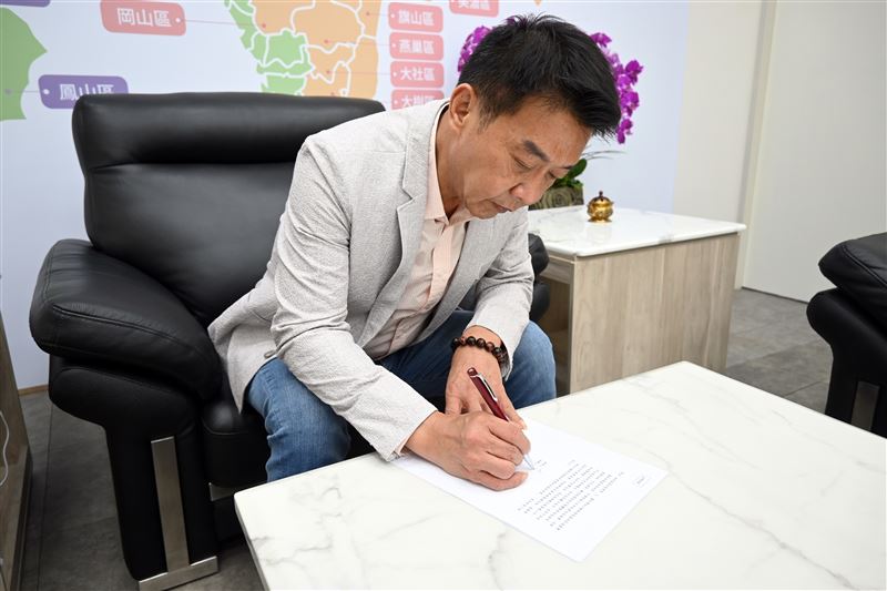 許智傑率先提出《災後復原重建特別條例》，盼能爭取100億元重建資源。（圖／許智傑國會辦公室提供）