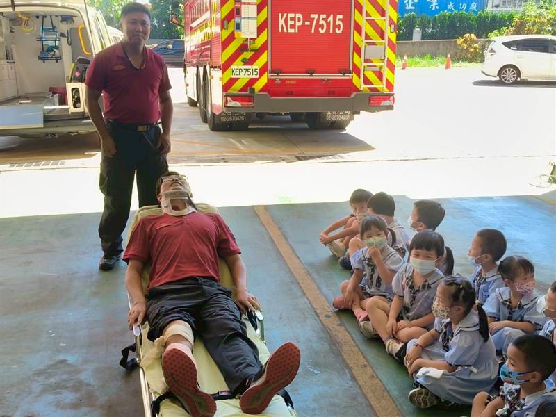 消防員親自扮演患者，示範急救包紮與送醫流程。（圖／桃園電子報提供）