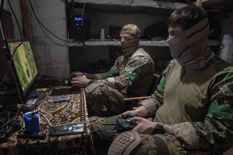 俄烏戰場上無人機已成主要戰鬥工具之一。圖為烏克蘭軍人操作無人機。（圖／美聯社／達志影像）