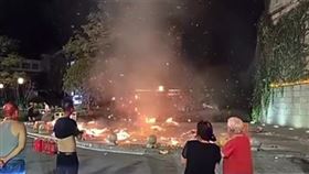 粉絲送給于朦朧的悼念花束被銷毀，現場灰燼宛如龍捲風，讓網友直呼詭異。（圖／翻攝自Youtube）

