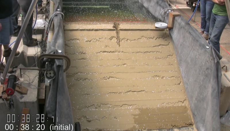 專家模擬堰塞湖溢流的影片，壩體缺口隨著水流越來越快，也越來越大。（圖／翻攝自Thread @rui.ui9）