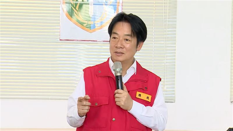 總統賴清德前往花蓮勘災，在國軍前進指揮所關心災害情況及災後處置情形。（圖／翻攝畫面）