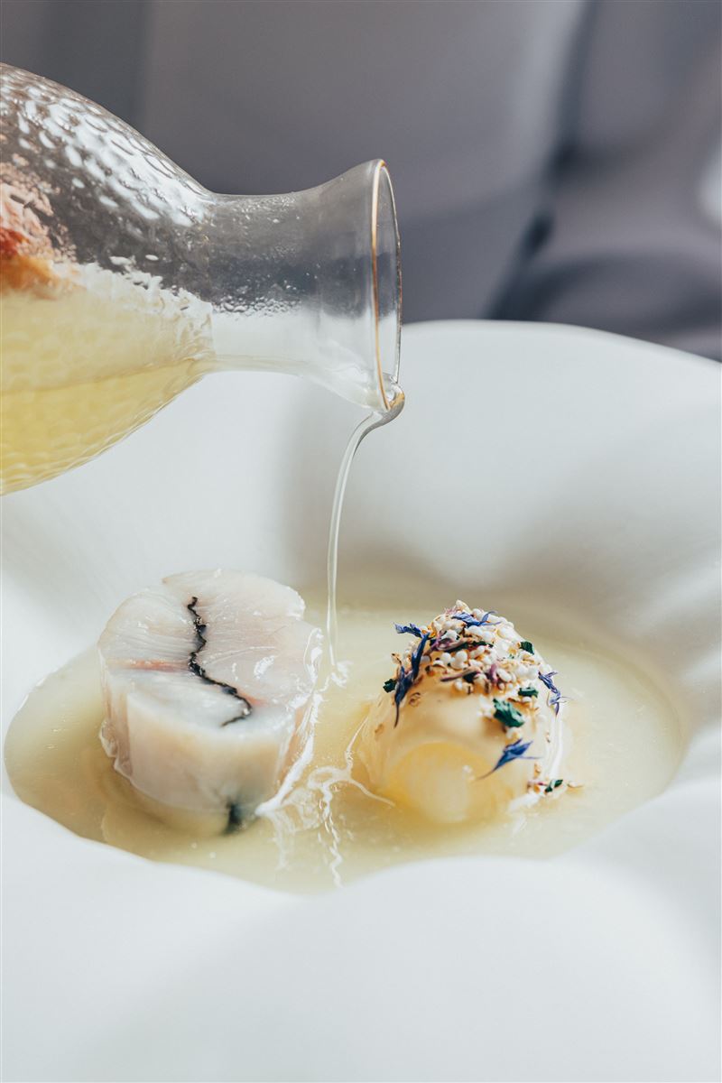 海鱸魚，愛樂薇鮮奶油醬汁、白蕪菁、藜麥、海藻高湯。（圖／飯店旅宿業者提供）