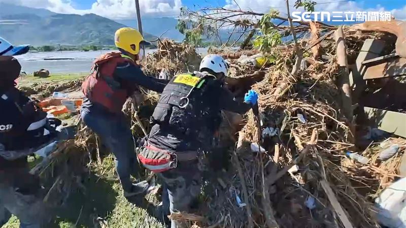 花蓮馬太鞍溪堰塞湖溢流，重創光復鄉，台中特搜隊在路邊草叢尋獲罹難者。（圖／翻攝畫面）