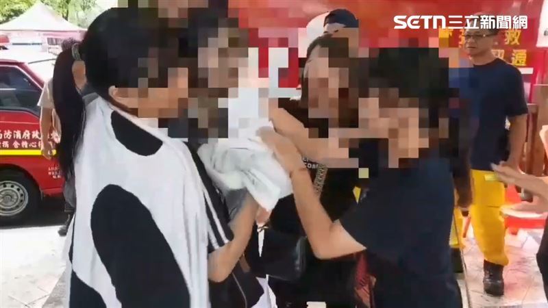 女童小沂全身沾滿黑泥，與母親深情相擁，畫面感動全網。（圖／翻攝畫面）