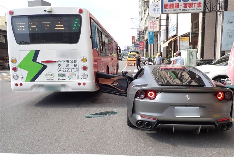 由於陳男違停在公車停靠區，突然開車門時遭公車撞上，導致車門毀損。（圖／翻攝畫面）