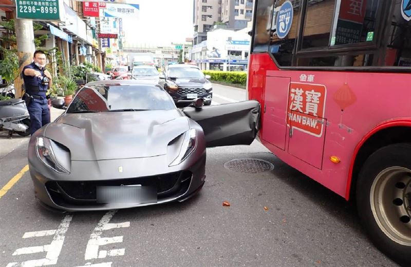 陳男違停在公車停靠區又突然開車門，公車進站時撞上車門。（圖／翻攝畫面）