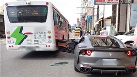 違停又三寶式開車門！「1800萬法拉利」遭公車撞爆毀了　維修費恐破百萬