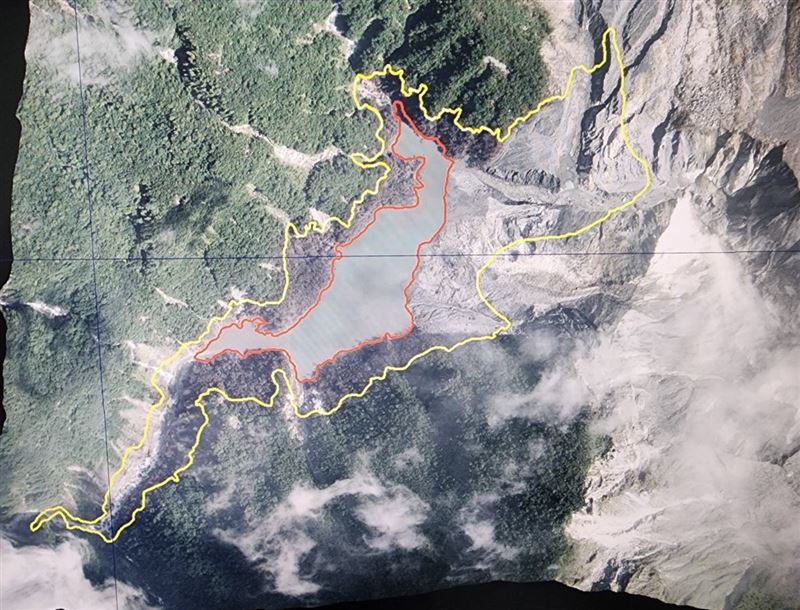馬太鞍溪堰塞湖最新現況。黃線為原來堰塞湖湖面範圍；紅線為目前堰塞湖湖面範圍。（圖／林保署提供）
