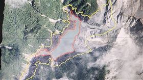 馬太鞍溪堰塞湖最新現況。黃線為原來堰塞湖湖面範圍；紅線為目前堰塞湖湖面範圍。（圖／林保署提供）
