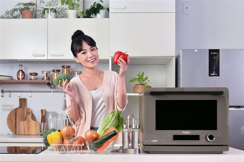 Coloris 8合1變頻氣炸蒸烤微波爐內建25種專業烹調模式與21道自動化菜單，搭配直覺化觸控面板，讓料理小白也能輕鬆完成大廚級佳餚。（圖／品牌業者提供）