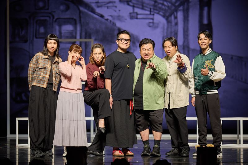 《詭哭郎嚎》合照，左起李盈蓁、蘇育玄、郎祖筠、黃浩詠、劉國劭、賴銘偉、梁家銘。（圖／春河劇團提供）