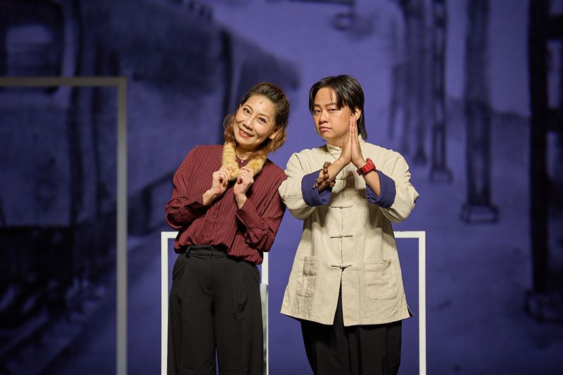 《詭哭郎嚎》合照，左起郎祖筠、賴銘偉。（圖／春河劇團提供）