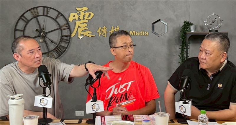 吳崑玉（右）指出，強制撤離是地方首長的權責，地方首長要下政治決定。（圖／震傳媒提供）