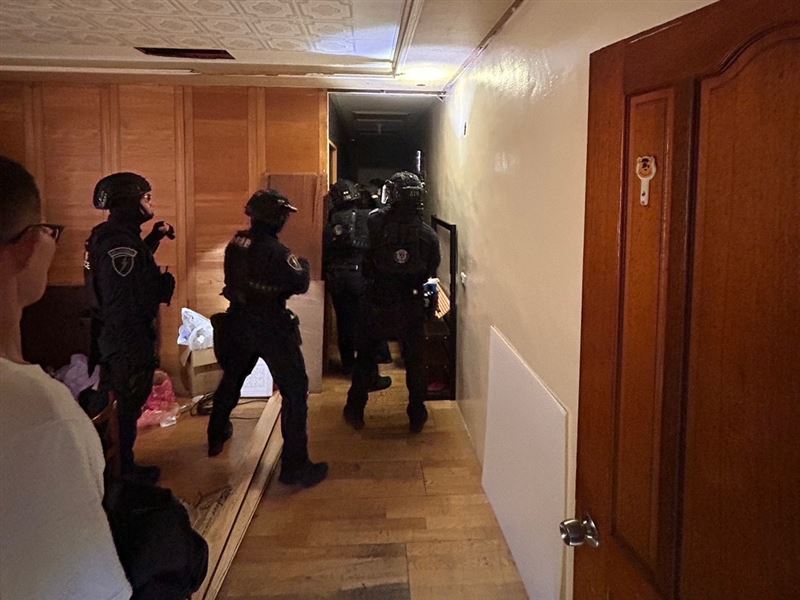 中壢警方前往王男住處搜索。（圖／翻攝畫面）