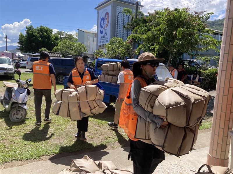 民進黨將災區所需物資送進光復鄉。（圖／民進黨提供）