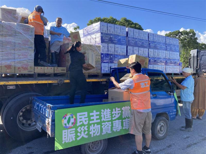 民進黨將災區所需物資送進光復鄉。（圖／民進黨提供）