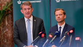 針對最近一次無人機入侵事件，丹麥防長波爾森（左）認為背後似乎有「專業行動者」，並稱已是「混合攻擊」之一。（圖／美聯社／達志影像）