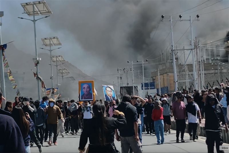 印度拉達克24日爆發暴力衝突，執政黨BJP在當地首府列城的黨部遭縱火，濃煙陣陣。（圖／美聯社／達志影像）