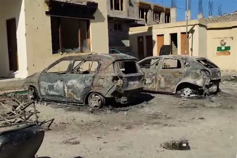 印度拉達克24日爆發暴力衝突，圖為現場遭焚毀的汽車。（圖／美聯社／達志影像）