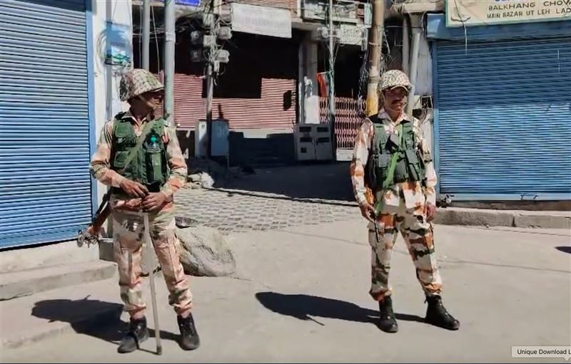 印度拉達克24日爆發暴力衝突，圖為部署當地支援的印度軍警。（圖／美聯社／達志影像）