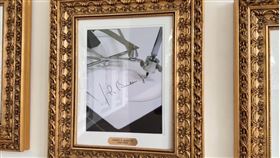 川普將前總統拜登的肖像替換成「自動筆」。（圖／翻攝自X平台 @nicksortor）