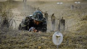 新兵演練射擊空包彈。（圖／翻攝自軍聞社）