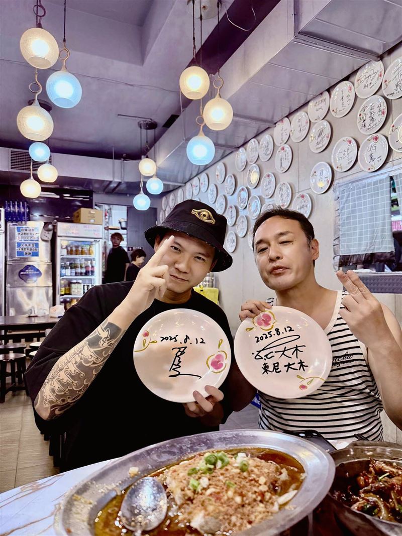 張三（左）與東尼大木（右）合作新歌〈愛你的身軀〉。（圖／金陛娛樂製作有限公司提供）