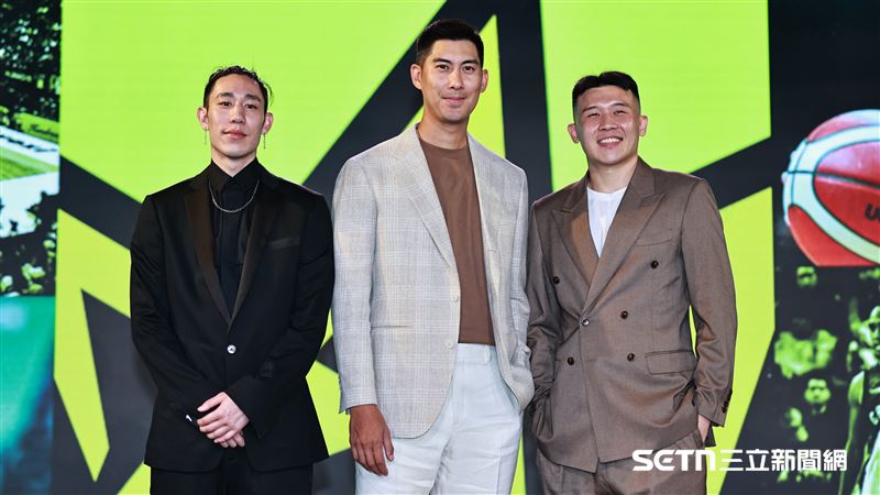 TPBL2025-26年賽季開季記者會，新北國王球團代表、球員合影。（圖／記者劉彥池攝影）