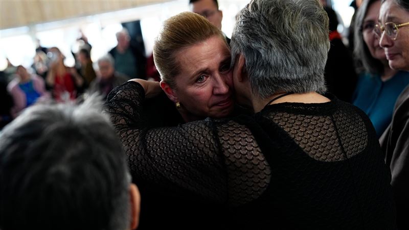 丹麥首相弗雷德里克森24日親自向數十年來在強制節育運動下的受害女性致歉。（圖／美聯社／達志影像）