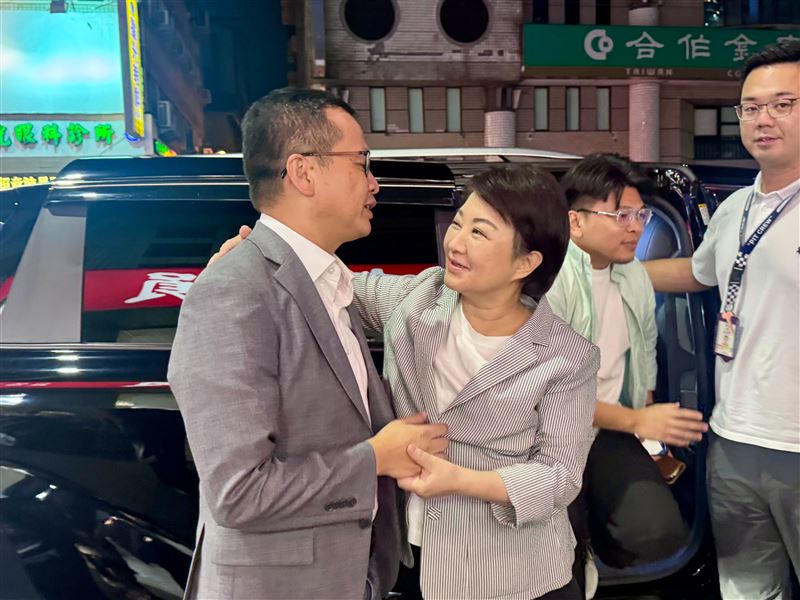 羅智強盧秀燕寒暄。（圖／羅智強辦公室提供）
