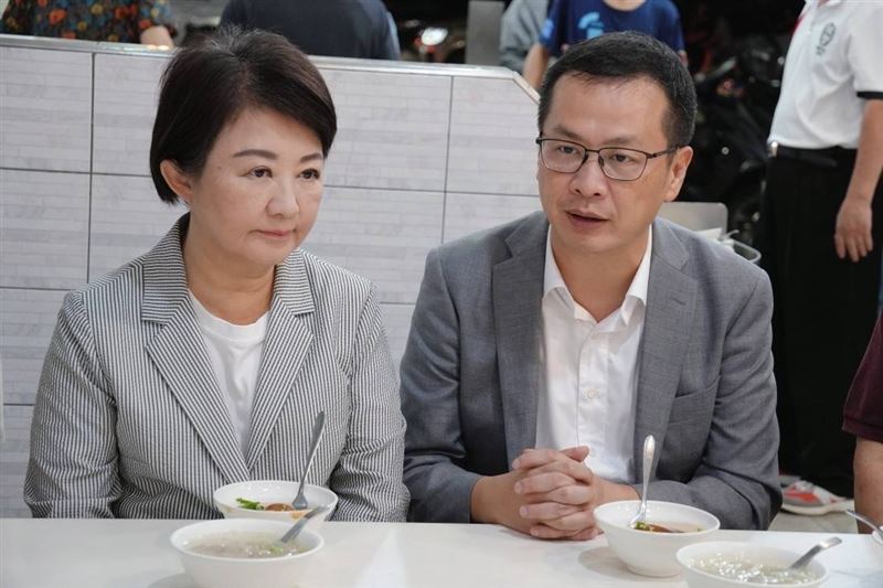 羅智強與盧秀燕品嘗台中肉圓。（圖／羅智強辦公室提供）