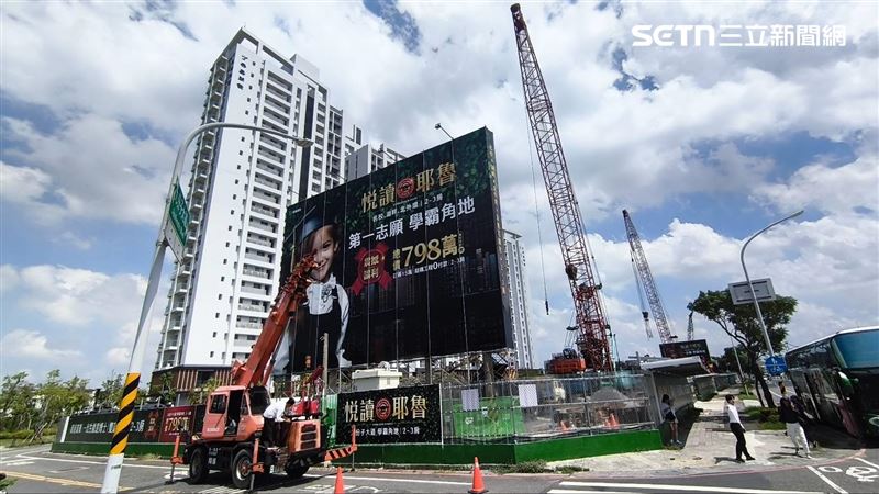 興富發建設開出南台灣讓利第一槍，台南安南區「悦讀耶魯」將於本周六（27日）公開，廣告戶總價798萬元起，每坪平均31.9萬元。（圖／記者陳韋帆攝影）
