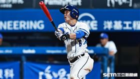 中職36年例行賽，富邦悍將游擊手葉子霆敲出追平比數二壘安打。（圖／記者劉彥池攝影）